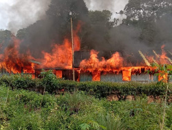 Breaking News: Rumah Hangus Terbakar Tinggal Baju di Badan