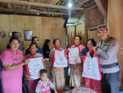 Polsek Lembor Salurkan Bantuan Presiden Jokowi