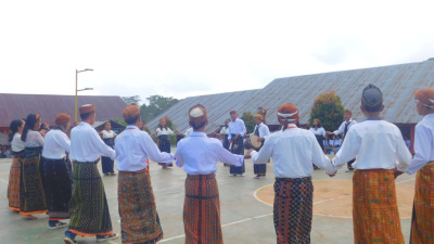 196 Siswa-Siswi SMA Negeri 2 Macang Pacar Ikut Ujian Praktik Seni Budaya  “Sanda”