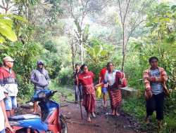 Kepala Desa Golo Ndaring Jemput Ibu Hamil Antar ke Puskesmas