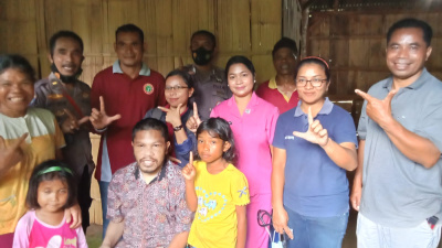 ODGJ Tersenyum Ketika Pasung Dicungkil Kapolsek Kuwus