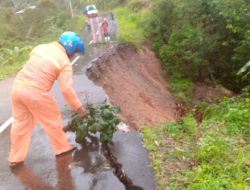 Ruas Jalan Noa-Golo Welu Ambles Tergerus Longsor