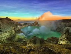 Sunrise Terbaik & Fenomena Api Biru Hanya Ada di Kawah Ijen