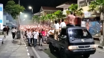 Ratusan Jemaat GMIT Gunung Salmon Gelar Pawai Obor Paskah di Labuan Bajo