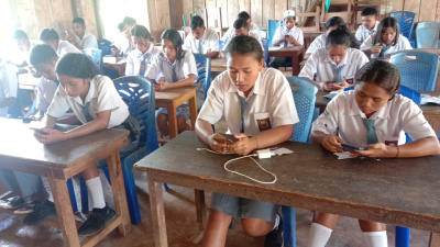 Siswa/i Kelas XII SMA Negeri 2 Macang Pacar Ikut Ujian Sekolah Gunakan HP Android