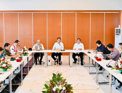 Presiden Jokowi Bersama Sejumlah Menteri Gelar Rapat Terbatas di Pelabuhan Merak