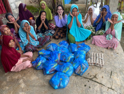 Berbagi Sedekah di Bulan Ramadhan, Windy Cindiana Bagikan Sembako Untuk Ibu-Ibu Lansia