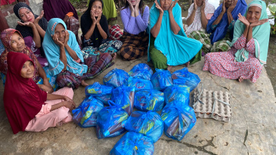 Berbagi Sedekah di Bulan Ramadhan, Windy Cindiana Bagikan Sembako Untuk Ibu-Ibu Lansia