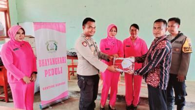 Polres Manggarai Barat Salurkan Bantuan Untuk Anak Sekolah di Pulau Papagarang