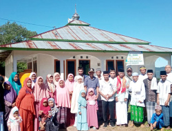 Camat Sano Nggoang Lebaran Bersama Umat Muslim di Masjid Al-Hasan