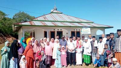 Camat Sano Nggoang Lebaran Bersama Umat Muslim di Masjid Al-Hasan