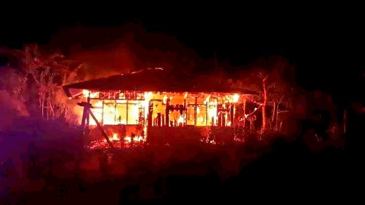 Kebakaran hebat memghanguskan rumah bapak Sebinus Habun di Dusun Poeng, Desa Pocong, Kecamatan Lambaleda Selatan, Kabupaten Manggarai Timur, Minggu (23/4/2023) malam. Foto/Afra Sugianto