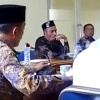 Gagah ! Anggota DPRD Manggarai Barat Rokok di Ruang Rapat