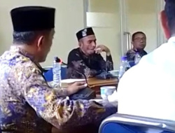 Merokok Saat Rapat, Wakil Ketua DPRD Manggarai Barat : No Comment