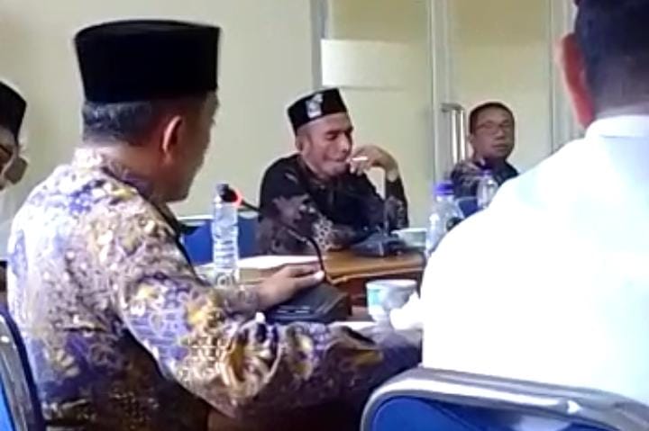 Gagah ! Anggota DPRD Manggarai Barat Rokok di Ruang Rapat