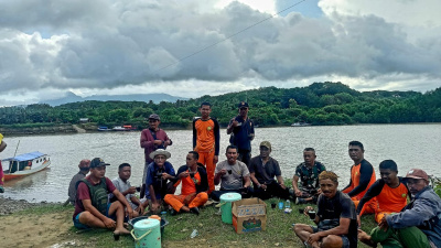 Puluhan anggota keluarga korban bersama Tim SAR Gabungan kini sedang menunggu kedatangan jenazah dari Satarmese Barat. Foto : Robert Perkasa