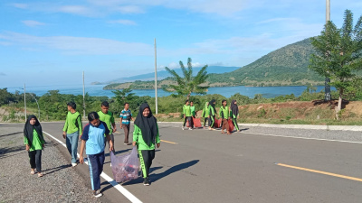 Dukung KTT ASEAN, Ratusan Pelajar Pungut Sampah Jalan Golo Mori