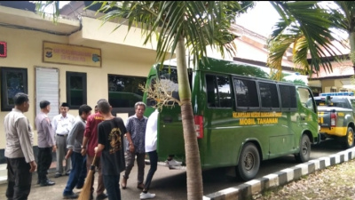 19 Tahanan Dalam 1 Mobil ke Pengadilan Negeri Labuan Bajo