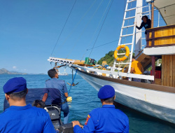 Polisi dan TNI-AL Periksa Kelayakan Kapal Wisata di Labuan Bajo