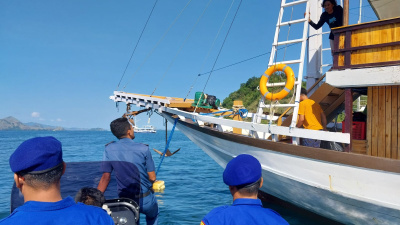 Polisi dan TNI-AL Periksa Kelayakan Kapal Wisata di Labuan Bajo