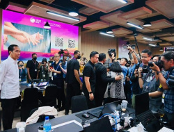 Presiden Jokowi Tinjau Media Center KTT ASEAN