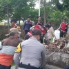 Aksi gotong royong Polisi dan warga bersihkan kota Labuan Bajo di tengah gelaran internasional KTT ke-42 ASEAN di Labuan Bajo, Rabu (10/5/2023). Foto/Humas Polres Mabar