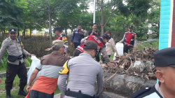 Aksi gotong royong Polisi dan warga bersihkan kota Labuan Bajo di tengah gelaran internasional KTT ke-42 ASEAN di Labuan Bajo, Rabu (10/5/2023). Foto/Humas Polres Mabar