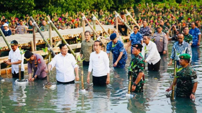 Jokowi Tanam Mangrove Bersama Prabowo