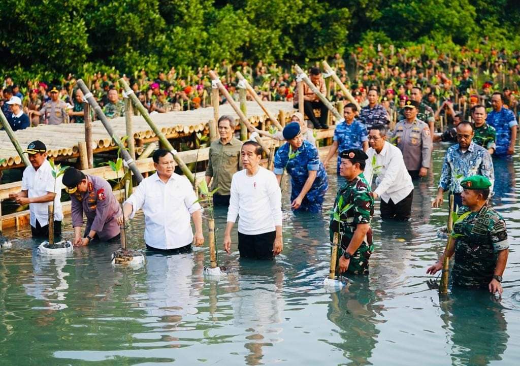 Jokowi Tanam Mangrove Bersama Prabowo