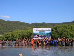 TNI-Polri-Basarnas Tanam Bakau di Labuan Bajo