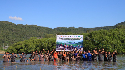 TNI-Polri-Basarnas Tanam Bakau di Labuan Bajo