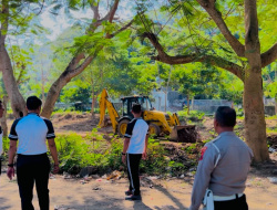 Polantas Pungut Sampah dan Siapkan Area Parkir di Pantai Pede