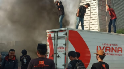 Peringati Hari Buruh, GEPMAR Blokade Jalan di Kota Makassar