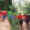 Breaking News : Jalan Rusak Parah, Warga Gotong Keranda Bawa Pasien ke Puskesmas
