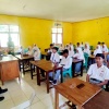 Polisi Lalu Lintas Mengajar di Madrasah Aliyah Negeri Labuan Bajo
