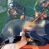 Tim SAR saat mengevaluasi korban di danau Rana Kulan pada Senin, (19/6). Foto/Humas Basarnas Maumere
