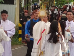 PMBB Sukseskan Prosesi Perarakan Sakramen Maha Kudus di Labuan Bajo