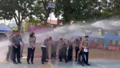 Aksi Penyiraman Air, Tradisi Kenaikan Pangkat yang Penuh Semangat di Polres Mabar