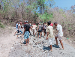 Warga Golo Kaca Perbaiki Jalan Rusak, Pemda Matim Dinilai Kurang Responsif