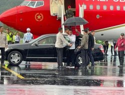 Tiba di Labuan Bajo, Presiden Jokowi Langsung Cek Persediaan Beras di Gudang Bulog