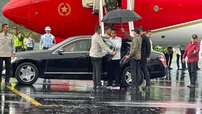 Tiba di Labuan Bajo, Presiden Jokowi Langsung Cek Persediaan Beras di Gudang Bulog