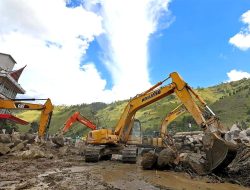 Alat Berat Terus Menderu Singkirkan Material Banjir Bandang