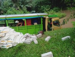 Muat Raskin, Mobil Truk Sinar Pagi  “Tenggelam”  di Sungai Wae Nampe