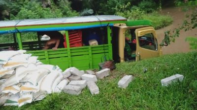 Muat Raskin, Mobil Truk Sinar Pagi  “Tenggelam”  di Sungai Wae Nampe