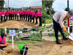 Peduli Lingkungan, Bhayangkari Mabar Menanam  Pohon