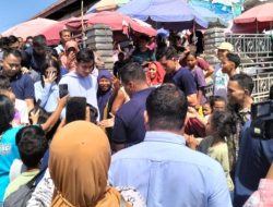 Gibran Rakabuming Raka Diserbu  Warga di Pasar Batu Cermin