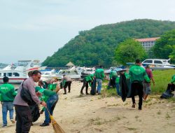 Komunitas Ojol dan Polres Mabar Bersihkan Sampah di Labuan Bajo