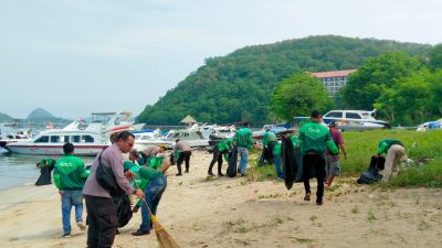 Komunitas Ojol dan Polres Mabar Bersihkan Sampah di Labuan Bajo