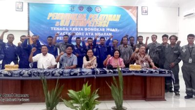 44 Anggota TKBM Pelabuhan Labuan Bajo Lulus 100% Bersertifikat Kompetensi