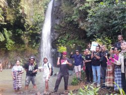 Lestarikan Wisata Alam Seribu Air Terjun, Wartawan Manggarai Barat Giat Tanam 1000 Pohon